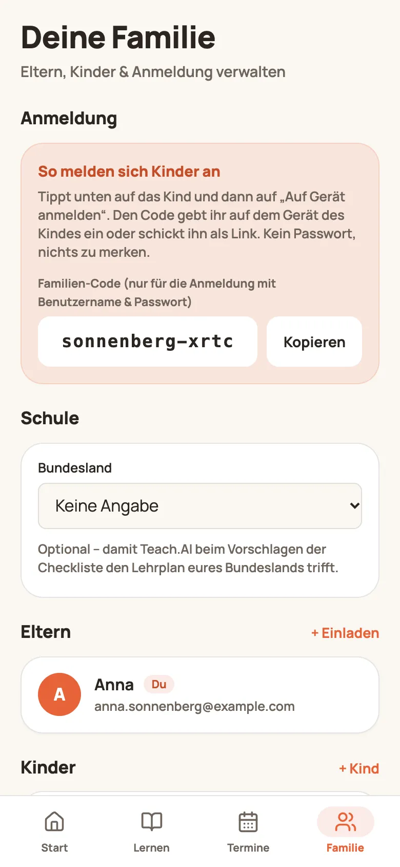 Familien-Seite mit Hinweis „So melden sich Kinder an“, Eltern und Kindern